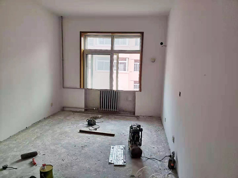 局部裝修前后對比圖：對于地板鋪貼的裝修：首先清掃地面，把灰塵掃干凈。平整地面、排除死角問題，防止地板鋪不平整，正平后在掃一次，確保地面干凈無雜物。然后開始鋪地膜，用地板專用膠帶粘接地膜。開始擺放地板。把地板按照編號擺放好位置。最后地板鋪好了就可以開始裝踢腳線線，裝完踢腳腳線進(jìn)行最后的清潔工作。