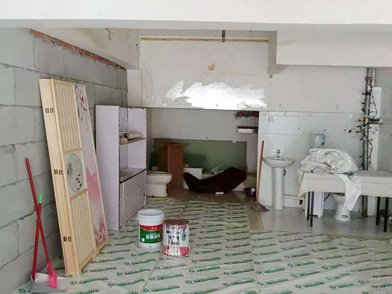 客廳石膏板隔斷安裝：石膏板宜豎向鋪設，首先確定龍骨上下兩端的方向，盡量使穿線孔對齊。同時記得豎龍骨的長度尺寸，按現場實測尺寸為準;接著豎龍骨安裝就位后，保證垂直。注意輕鋼龍骨用專用防銹自攻螺釘固定并用電動螺絲槍一次打入并擰緊；石膏板安裝時應從板的中部向板的四邊固定。最后接縫處理使用廠家配套供應的接縫用嵌縫膏和接縫帶。石膏板與周圍墻或柱要留有3mm的槽口，以便進行防開裂處理。注意不可用滿批膩子代替嵌縫膩子。