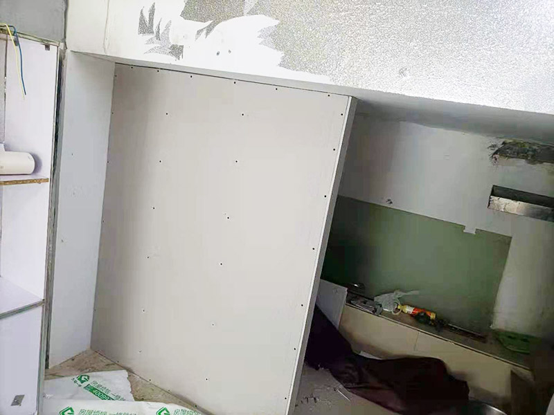 客廳石膏板隔斷安裝：石膏板宜豎向鋪設，首先確定龍骨上下兩端的方向，盡量使穿線孔對齊。同時記得豎龍骨的長度尺寸，按現場實測尺寸為準;接著豎龍骨安裝就位后，保證垂直。注意輕鋼龍骨用專用防銹自攻螺釘固定并用電動螺絲槍一次打入并擰緊；石膏板安裝時應從板的中部向板的四邊固定。最后接縫處理使用廠家配套供應的接縫用嵌縫膏和接縫帶。石膏板與周圍墻或柱要留有3mm的槽口，以便進行防開裂處理。注意不可用滿批膩子代替嵌縫膩子。