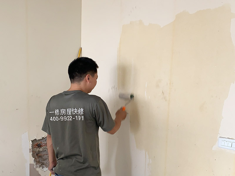 舊墻滾涂沾水撕墻紙：撕墻紙可以有多種方法，要看墻面情況，第一種直接剝離法：用美工刀將墻紙頂端掀起，然后順著人的方向撕掉。第二種剖切和浸潤法：將清水或者墻紙剝除劑涂抹在墻上，直到完全浸透，在用刮墻刀由上到下開始撕墻紙。第三種蒸汽法：用蒸汽板放在墻紙上，直到變潮、變暗，然后再從墻紙頂端開始撕掉。