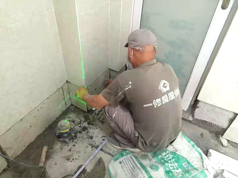 墻面標尺貼磚：墻上貼瓷磚，在鋪設墻磚之前，去除表面污垢并灑水，然后與水泥砂漿混合，在整平層完全干燥后進行平鋪。鋪設瓷磚后，需要檢查瓷磚是否有空鼓，該方法是用木柄敲擊磚表面，如果聲音下降表示有空鼓，就需要重新鋪設。