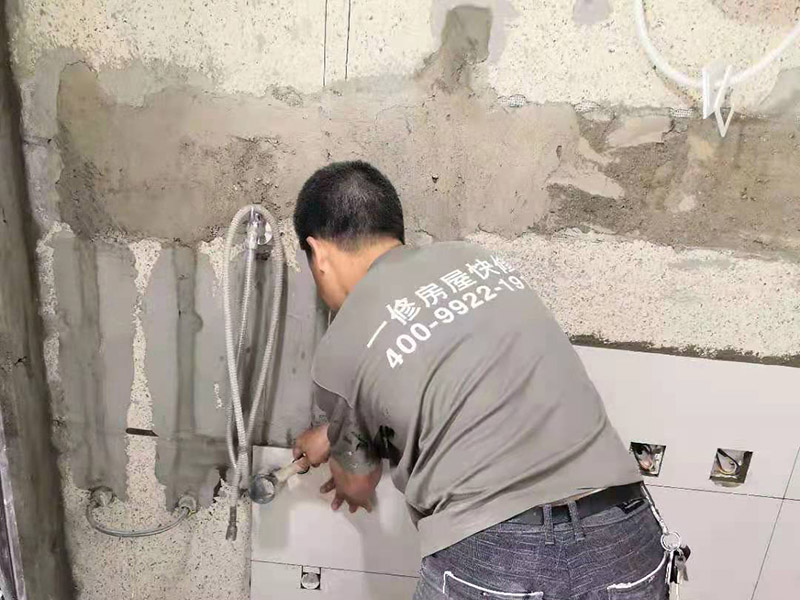 墻磚鋪貼施工：鋪貼時緊靠已鋪好的標準高度面開始施工，并用拉出的對縫平直線來控制瓷磚對縫的平直。鋪貼時水泥漿應飽滿的抹干瓷磚背面，并用橡皮錘敲實，以防止空鼓現象。并且一邊鋪貼一邊用水平尺檢查校正。并即刻擦去表面的水泥漿。