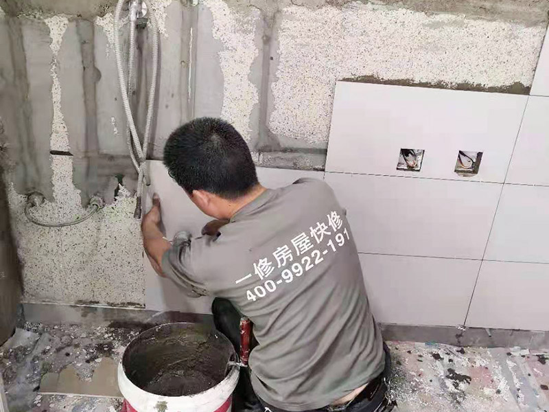 墻磚鋪貼施工：鋪貼時緊靠已鋪好的標準高度面開始施工，并用拉出的對縫平直線來控制瓷磚對縫的平直。鋪貼時水泥漿應飽滿的抹干瓷磚背面，并用橡皮錘敲實，以防止空鼓現象。并且一邊鋪貼一邊用水平尺檢查校正。并即刻擦去表面的水泥漿。