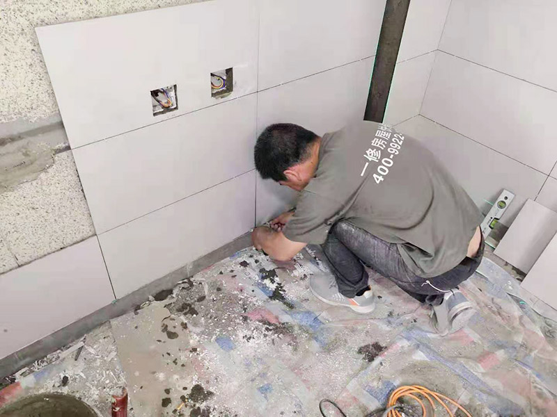 墻磚鋪貼施工：鋪貼時緊靠已鋪好的標準高度面開始施工，并用拉出的對縫平直線來控制瓷磚對縫的平直。鋪貼時水泥漿應飽滿的抹干瓷磚背面，并用橡皮錘敲實，以防止空鼓現象。并且一邊鋪貼一邊用水平尺檢查校正。并即刻擦去表面的水泥漿。
