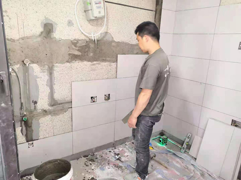 墻磚鋪貼施工：鋪貼時緊靠已鋪好的標準高度面開始施工，并用拉出的對縫平直線來控制瓷磚對縫的平直。鋪貼時水泥漿應飽滿的抹干瓷磚背面，并用橡皮錘敲實，以防止空鼓現象。并且一邊鋪貼一邊用水平尺檢查校正。并即刻擦去表面的水泥漿。
