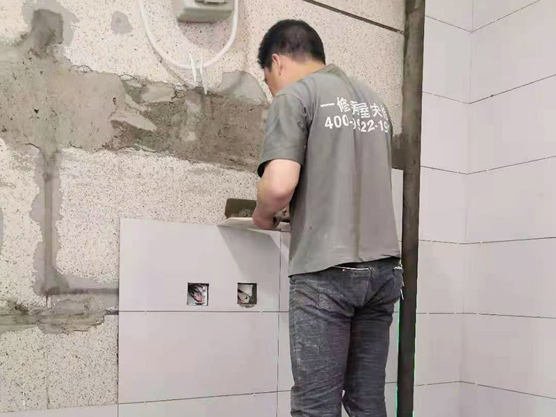 墻磚鋪貼施工：鋪貼時緊靠已鋪好的標準高度面開始施工，并用拉出的對縫平直線來控制瓷磚對縫的平直。鋪貼時水泥漿應飽滿的抹干瓷磚背面，并用橡皮錘敲實，以防止空鼓現象。并且一邊鋪貼一邊用水平尺檢查校正。并即刻擦去表面的水泥漿。