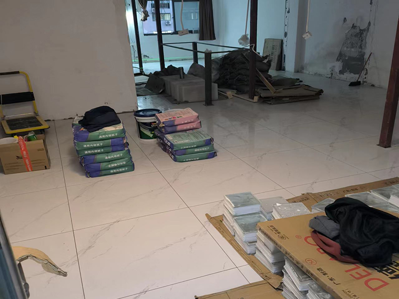 小編這次為各位展示的是泉州市鯉城區辦公室材料裝修翻新的施工案例，施工地址是衛濱區世紀路隆勝華庭；客戶是網上找的一修公司，看評價以及服務項目還有綜合實力都不錯，才選擇的我們。泉州市鯉城區辦公室材料裝修翻新案例中師傅把原來受潮的表面刮去，重新做防水，再刮膩子，再刷油漆。泉州市監理全程跟蹤服務質量，非常專業！而且一修可以選擇整裝還是局裝，可以選擇先服務后付款的付款方式等，如果您還有其他需求也可以到我們官網上查看更多的關于泉州市其他防水補漏維修，舊房全屋翻新，房屋各類安裝等施工案例。