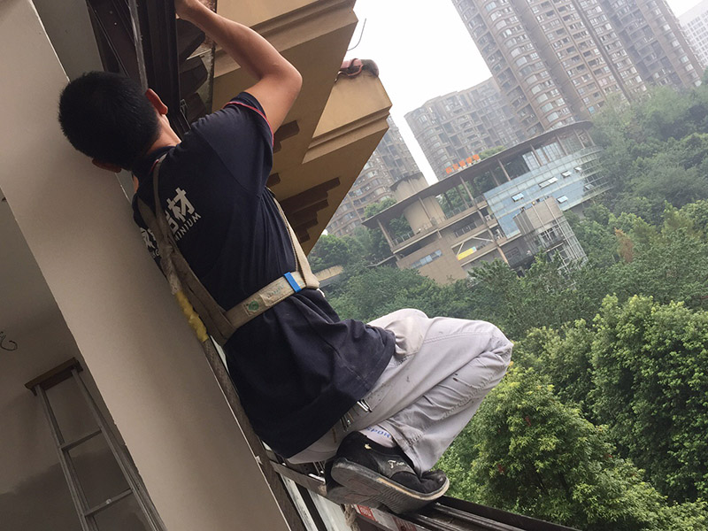 不知窗戶維修找誰，電話約上門修窗戶還能提前知道窗戶維修多少錢