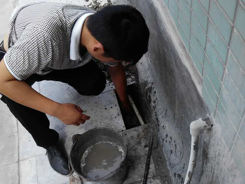 說起清水房出租怎么裝修，網上關于清水房出租怎么裝修的介紹非常多，清水房出租怎么裝修是很多網民非常關心和議論的話題；益修快裝公司提供清水房裝修服務，免費量房設計，先裝修后付款；提供清水房衛生間裝修、清水房廚房修補、清水房廁所翻修、清水房臥室改造、清水房客廳翻新、清水房陽臺設計、清水房榻榻米維修、清水房背景墻粉刷等，以下是小編收集整理的清水房出租怎么裝修,出租房如何裝修 簡單裝修控制成本？等信息，請往下看。  出租房如何裝修 簡單裝修控制成本  出租房裝修一般都是想要經濟適用的裝修，下面說幾個比較重要的點，做好這些能裝出溫馨上檔次的出租房 1.地板貼。很多出租房年代久遠，地板破爛不堪。在淘寶上買幾卷地板貼行了，幾塊錢一平，很好操作，木紋質感的地板貼溫馨感爆棚！ 2.關于刷墻。墻面也是影響出租房顏值的關鍵，如果時間允許，可以在入住前刷一遍。所需工具：砂紙、滾筒、板刷、膩子。刷墻前一定要鏟墻皮，或者用竹枝掃帚把墻上突出或即將脫落的水泥塊清除，刷墻的時候不要來回滾動，一次性拉一道線好了。 3.窗簾。建議窗簾好是實用至上，淘寶某些輕飄飄的紗窗簾一丟丟都不擋光，嚴重妨礙睡懶覺，所以建議買遮光型的。有條件的話，好自己置辦，房間原來的窗簾一般來說肯定用了很久，上面都是灰塵和螨蟲。 4.溫暖小物件。家里放些小物件會非常溫馨，比如懶人沙發、床邊毯、床頭畫、落地燈、小綠植等，非常有氛圍。