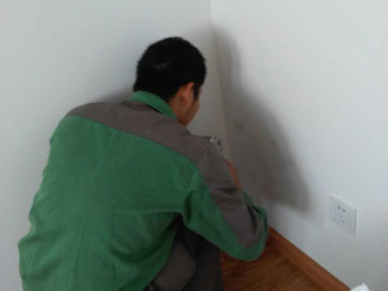 墻面有孔洞太難看？一修房屋快修老師傅教你怎么修補(bǔ)墻面孔洞