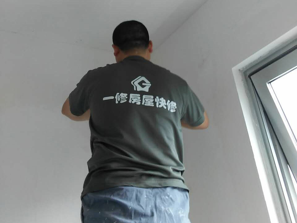 墻面有孔洞太難看？一修房屋快修老師傅教你怎么修補(bǔ)墻面孔洞