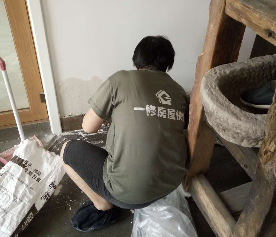 墻面滲水太難看？專業師傅告訴你原因，