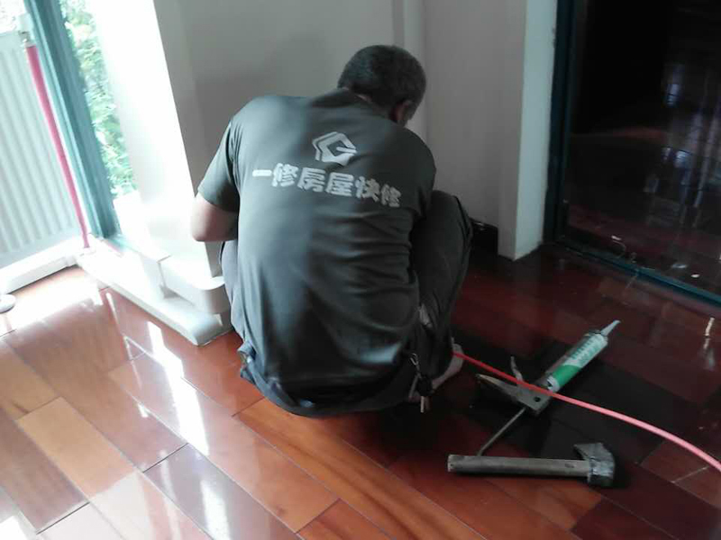 木地板安裝后問題多，也許是工人沒注意