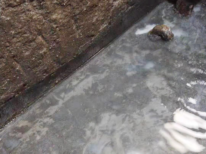 廚房地面輕微滲漏不是很嚴重，防水補漏