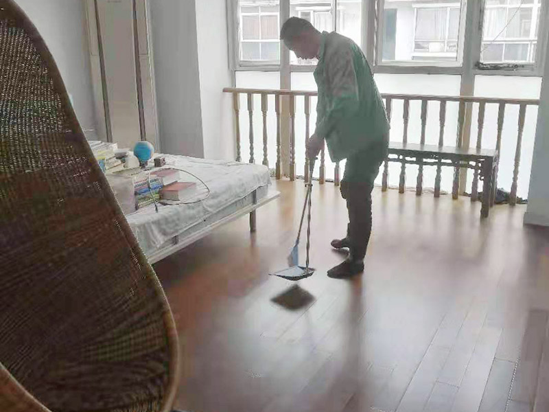 急！急！急！家里漏水地板被水泡了怎么