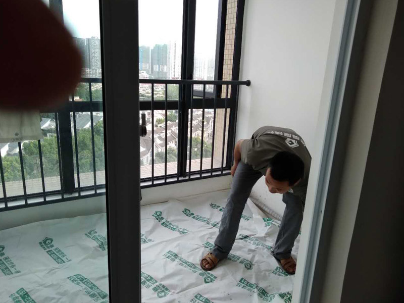 陽臺(tái)墻面滾漆維修